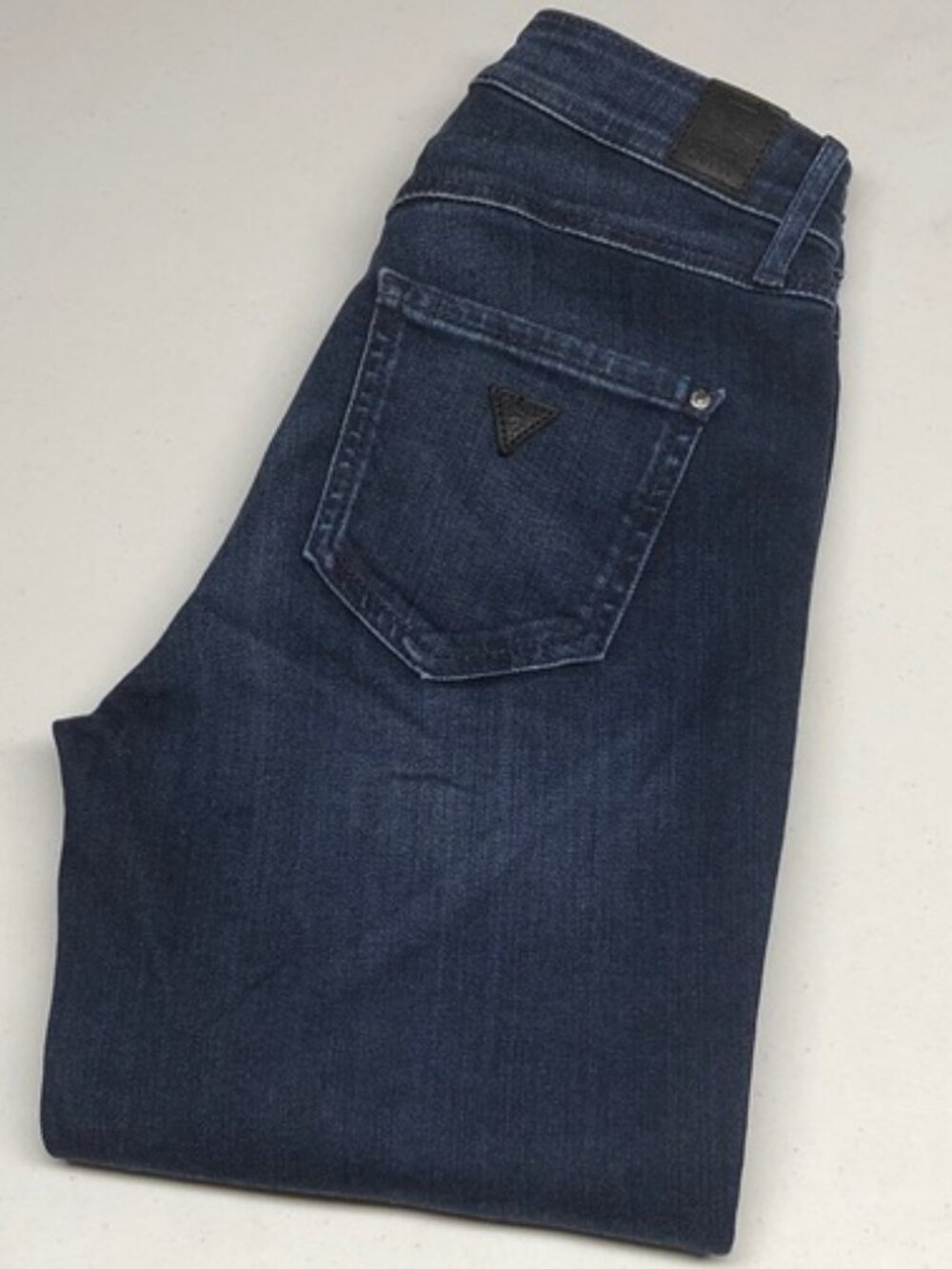 LIKE NEW GUESS HIGH-RISE 1981 SKINNY JEANS 24x32 ⭐️